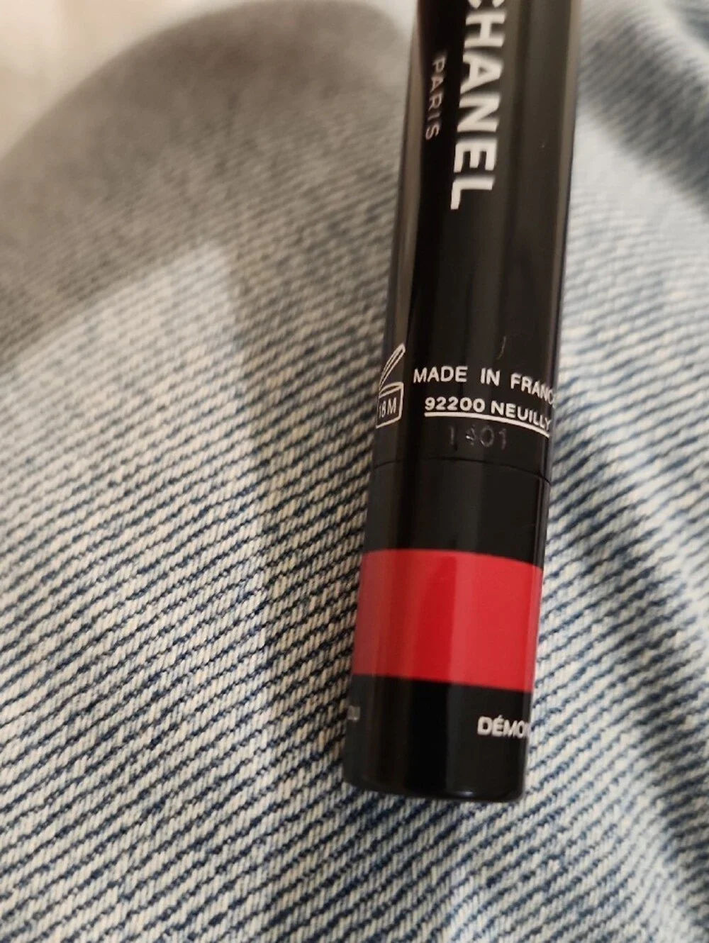 CHANEL Rouge Crayon Lipstick - Bright Coral Red